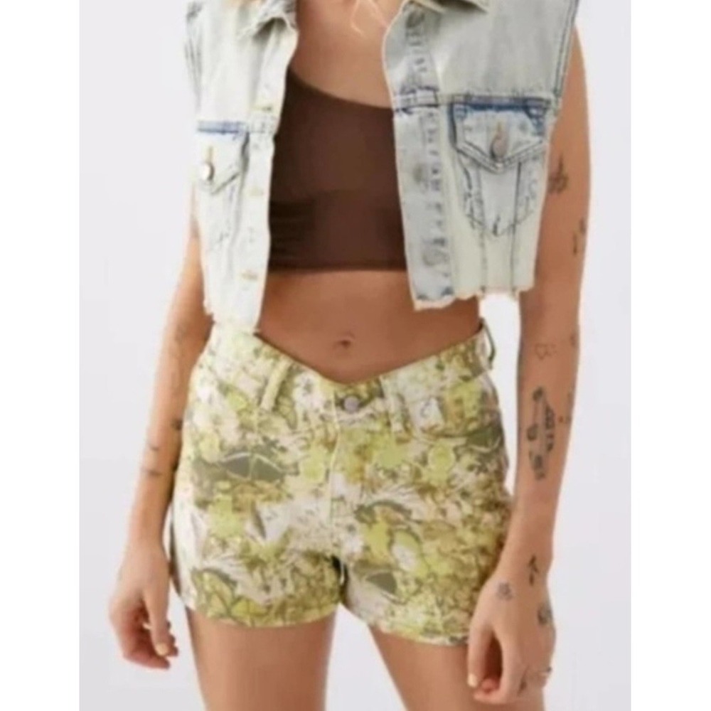 BDG Green Butterfly Floral Dipped V Mid Rise Denim Shorts 28 NWT 3" Inseam